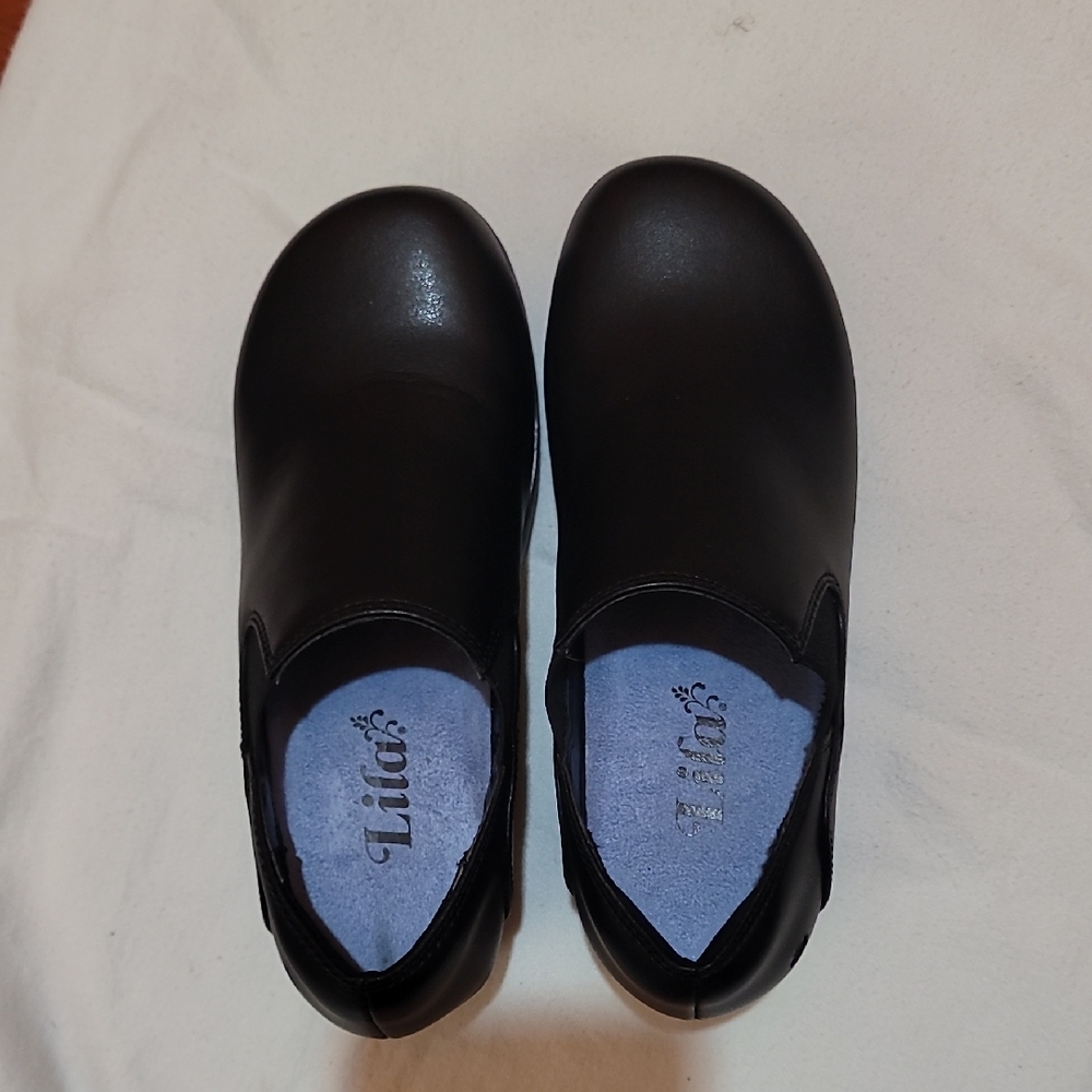 Lila Kelsey Women's Comfortable Slip-Resistant Black Clog Shoes